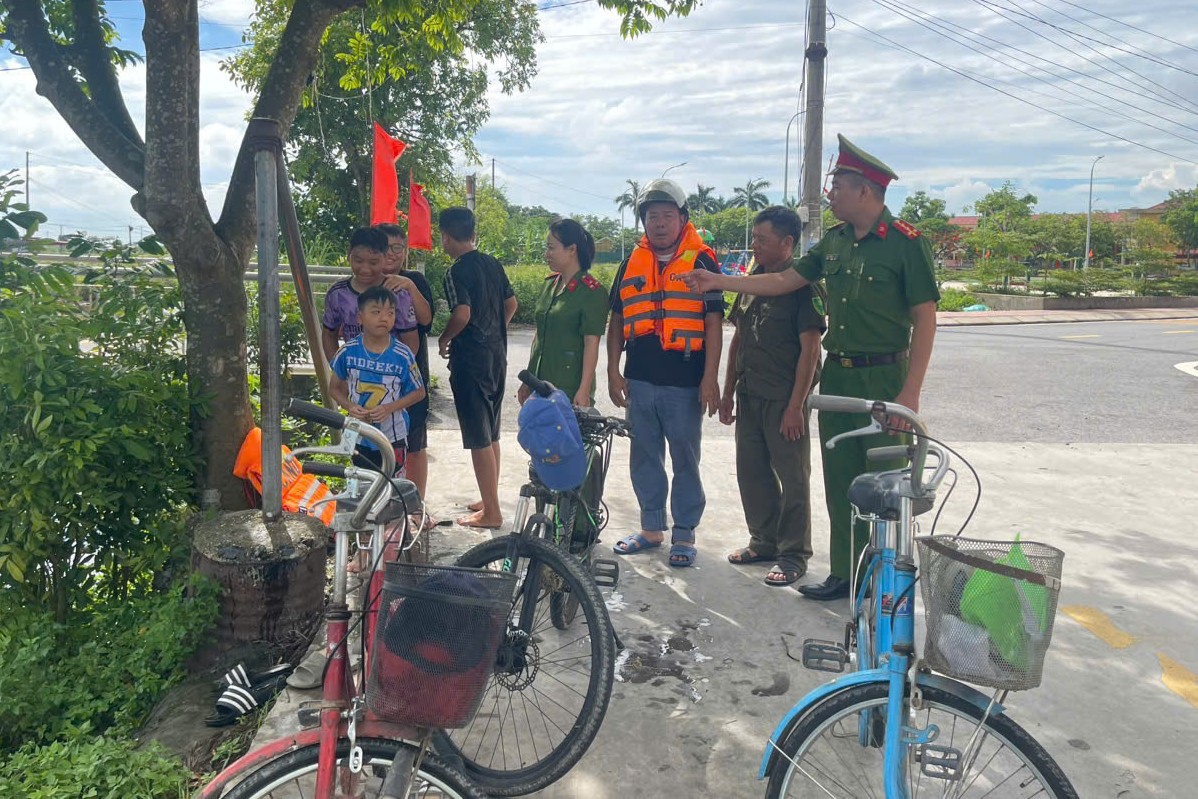 Công an xã Vĩnh Thịnh đẩy mạnh tuyên truyền, hướng dẫn kỹ năng phòng, chống đuối nước cho trẻ em